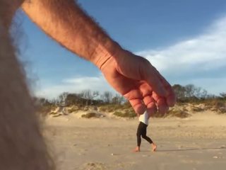 Публичен плаж ексхибиционист облечена жена гол мъж ерекция