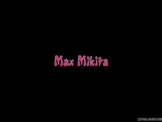 奇妙 亚洲人 streetwalker max mikita 戏弄 她的 湿 的阴户
