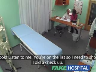 Fakehospital intern decides sucio vídeo es la mejores tratamiento disponible