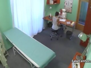 نحيل عسل مارس الجنس المعالج في مستشفى