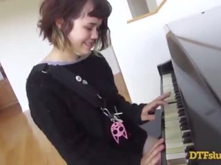 Yhivi näitab ära klaver oskusi followed poolt karm seks film ja sperma üle tema nägu! - featuring: yhivi / james deen