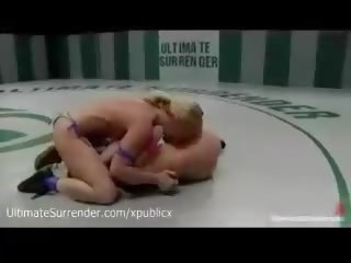 Rubia y morena desnudo chicas lucha para título