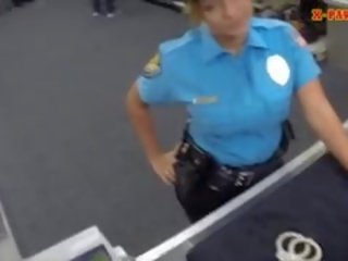 Milzīgs krūtis policija virsnieks fucked pie the pawnshop par nauda