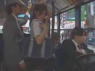 Азіатська підліток краля обмацана в автобус по група