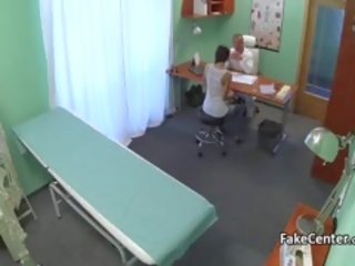 Snella miele scopata terapista in ospedale