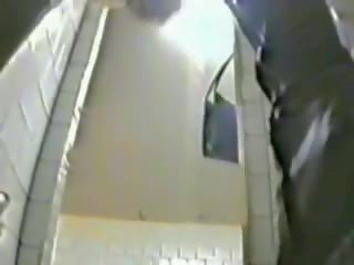P0 vojer i fshehur kamera duke parë vajzat shurrë në ruse universitet tualet