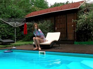 ハンガリー語 小柄な スキニー キューティー hermione ヌード で プール