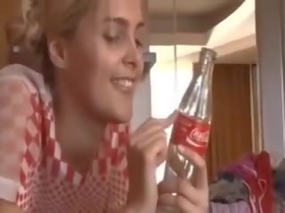 Blondin vackra amatör användning coke flaska till har några kul