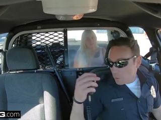 Гвинт в cops - baughty товстий біла дівчинки отримує трахкав по поліцейський