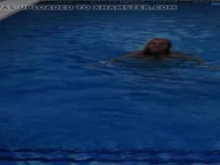 Beguiling grubaska mamuśka w the pływanie basen