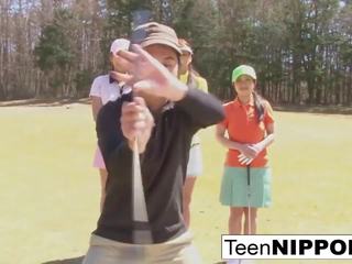 Herlig asiatisk tenåring jenter spille en spill av stripping golf: hd skitten klipp 0e