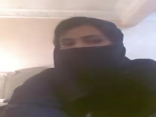 Arab wanita dalam hijab menunjukkan beliau titties, kotor klip a6