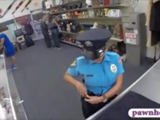 Meitene policija virsnieks fucked līdz pawnkeeper iekšā the pawnshop