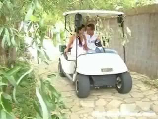 Een meisje en haar swain zijn driving rond in een golf cart. plotseling zij stoppen en de jongeling begins naar aanraken de meisje omhoog,