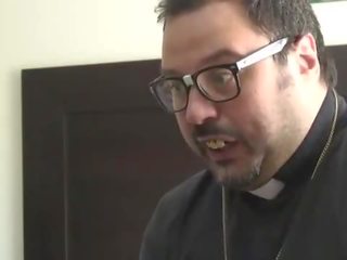 Puta locura burvīgas pusaudze izpaužas a seja pilns no sperma no a priest - go2cams.com