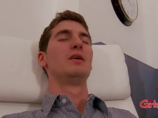 Søvn walker blir hans rumpe og penis misbrukt av to jenter mens hypnotisert