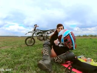 नग्न महिला राइडिंग एक dirt bike