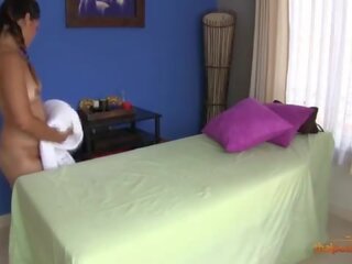 Pendulo tailandese ragazza sedotto e scopata da suo massaggiatore