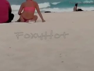 Mostrando el culo en tanga por la playa y calentando një hombres&comma; solo dos se animaron një tocarme&comma; video completo en xvideos i kuq
