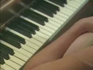 Giocare con il mio bagnato fica è di più divertimento poi giocare il pianoforte