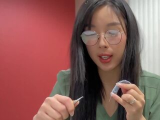 Žavus azijietiškas medicininis studentas į akiniai ir natūralus putė dulkina jos tutor ir gauna creampied