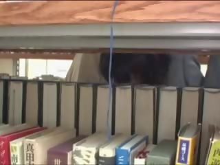 Młody laska macane w biblioteka