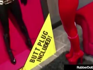 Femdom regină rubberdoll inpulit de boxed papusa nicci.