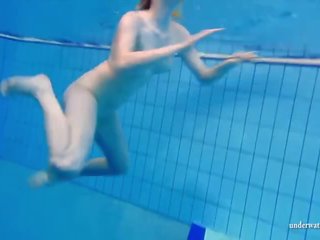 Groß titten teenager lucie im die schwimmbad