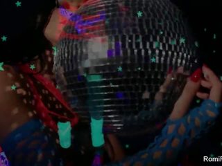 Romi pluie disco balle masturbation