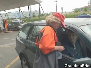 Rubia abuela tiene 3 algunos fuera de puertas