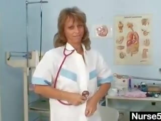 Kurus milf senior perawat mainan dia alat kemaluan wanita di kursi persalinan