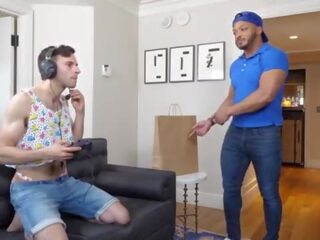 Manroyale gamer twink uses nyenyet bokong to tip delivery driver