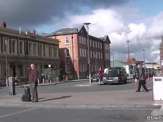 Ronde touriste picked jusqu'à par rue slattern