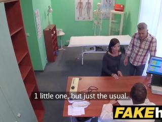 Falso ospedale ceco dottore cums oltre desiring tradire mogli stretta fica