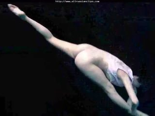 Dalam air fleksibel gymnastic warga rusia cumshots menelan