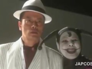 Aziatike elitë bythë aktore luan vogëlushe në lojë kostumesh skenë