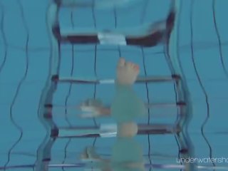 Roxalana submerged im die schwimmbad nackt