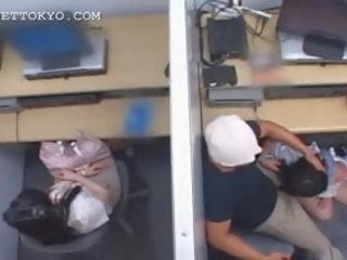 Tenåring asiatisk nymfoman jumping og suging phallus ved arbeid