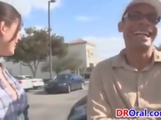 Persona maravillosa follada por un grande pinchazo al aire libre