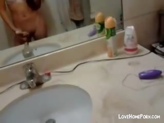 Simpatiska jauns aziāti masturbācija uz the vannas istaba