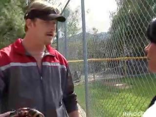 Пленителен брюнетка млад женски пол получава прецака от тя softball треньор