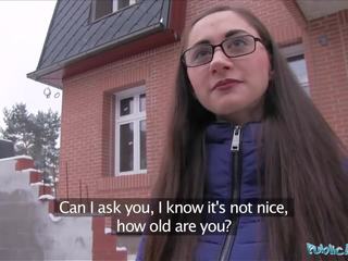 Offentlig middel unge russisk i briller knulling en stor johnson