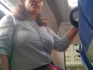 Voyeur verleidt milf naar suck&jerk zijn prik in bus: amateur volwassen video- prestatie. expressiagirl