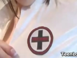 Ung sjuksköterska klipp av henne stor brösten