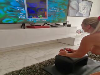 Mdtq mundohet në luaj tetris ndërsa i ulur në vibrator xxx video makinë por ajo përfundon me trup lëkundje orgazëm