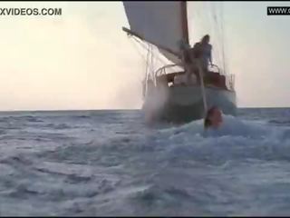 Elizabeth hurley - toples & podglądanie - der skipper (1999)