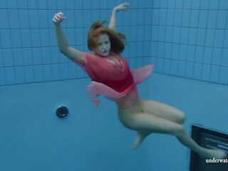 Silvie, 一 欧元 青少年, showcasing 她的 泳 prowess