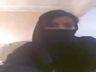 Arabo donne in hijab mostra suo tette, sporco clip a6