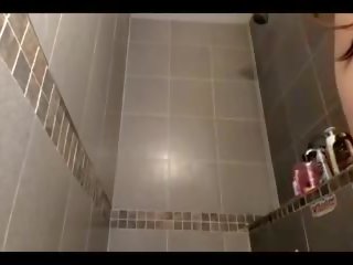 Faszinierend brünette dusche haar brushing und striptease lange