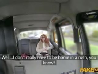 Blondynka pociągający streetwalker dostaje pieprzony przez jej taksówka kierowca